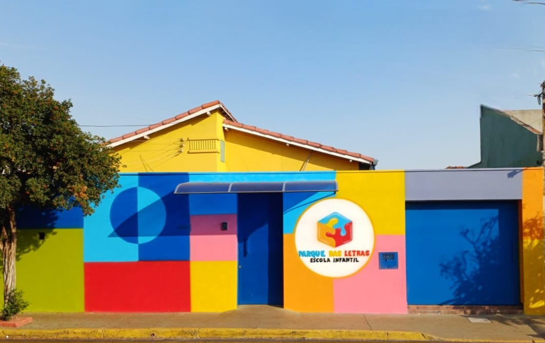 Fachada colorida da Escola Infantil Parque das Letras em Ribeirão Preto